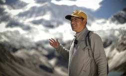 Saul Luciano Lliuya devant le lac Palcacocha, situé à 4.650 mètres d'altitude à Huaraz, dans le nord-est du Pérou, le 23 mai 2022