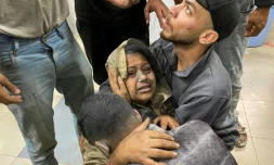 Des Palestiniens blessés dans des frappes israéliennes à Khan Younès transportés à l'hôpital Nasser dans le sud de la bande de Gaza, le 3 juin 2025