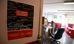 Des femmes travaillent au centre d'appel du collectif féministe contre le viol, le 19 octobre 2017 à Paris
