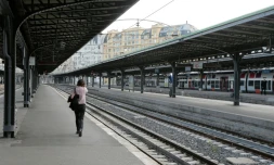 Les quais de la Gare de l'Est à Paris. AprÚs le coup de semonce du 22 mars, place au combat: avec un TGV sur huit en moyenne mardi, les cheminots donnent le ton de cette grÚve longue distance visant à contrer le projet de réforme de la SNCF, qui débute lundi soir