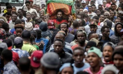 Le cercueil d'Ibrahim Kamau, 19 ans, accompagné par la foule dans les rues de Nairobi, le 28 juin 2024