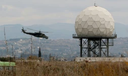 Vue sur un radar de la base militaire russe de Hmeimin en Syrie, le 16 décembre 2015