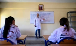 Des élèves suivent un cours d'arabe dans l'une des "Ecoles de la deuxième chance" destinées à lutter contre le décrochage scolaire, le 22 mai 2025 dans la ville marocaine de Tiflet, à une soixantaine de kilomètres de Rabat