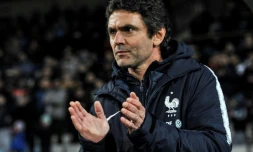 L'entraîneur des bleuets Sylvain Ripoll suit le match contre le Monténégro en qualifs pour l'Euro-2018 moins 21 ans, le 27 mars 2018 à Niksic