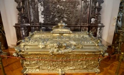 Le sarcophage d'argent du prince Alexandre Nevski, héros national russe, au musée de l'Hermitage à Saint-Pétersbourg, en Russie, le 24 mai 2023