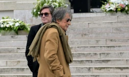 Jacques Dutronc et son fils Thomas lors des obsÚques de Françoise Hardy au cimetiÚre du PÚre Lachaise à Paris le 20 juin 2024