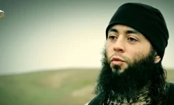 Image prise le 10 mars 2015 Ă partir d'une vidĂ©o qui aurait Ă©tĂ© publiĂ©e par le groupe Ătat islamique (EI) via Al-Furqan Media, l'une des plateformes jihadistes utilisĂ©es par l'EI sur le web, montrant le jihadiste français Sabri Essid alors qu'il s'adresse Ă une camĂ©ra en français dans un lieu non divulguĂ©