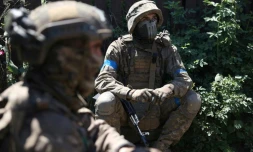 Des soldats ukrainiens de la 22e brigade mécanisée sur une position reconquise dans le village de Klyshchiivka, au sud de Bakhmout, en Ukraine, le 13 juillet 2023