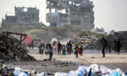 Des déplacés palestiniens fuient Beit Hanoun, dans le nord de la bande de Gaza, après des frappes israéliennes le 18 mars 2025