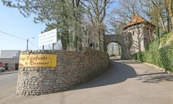 L'entrée du "village d'enfants" de la communauté catholique traditionaliste de Riaumont à Liévin, dans le Pas-de-Calais, le 7 mars 2025