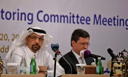 Le ministre saoudien de l'énergie Khaled al-Faleh et son homlogue russe Alexander Novak lors d'une réunion à Djeddah, en Arabie Saoudite, le 20 avril 2018