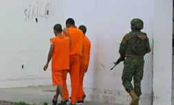 Un soldat garde des prisonniers dans la prison de Latacunga, en Ăquateur, le 22 fĂ©vrier 2024
