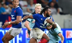 L'ailier français Alivereti Raka à l'attaque sous les yeux de son coéquipier Gaël Fickou (g) contre l'Ecosse, le 17 août 2019 à Nice