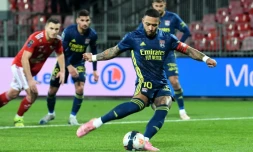 L'attaquant néerlandais de Lyon, Memphis Depay, tire un penalty lors du match de Ligue 1 à Brest, le 19 février 2021