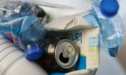 Canette, bouteilles d'eau et briques de lait dans une poubelle de tri sélectif avant leur recyclage