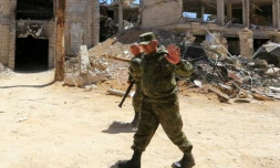 Des militaires russes patrouillent dans les ruines de Douma, le 16 avril 2018