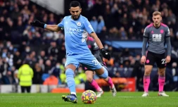 L'attaquant de Manchester City Riyad Mahrez marque sur penalty contre Leicester, le 26 décembre 2021 à Manchester