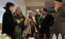 Des participants à un "Thé de la fraternité" dans une salle de prière musulmane d'Ajaccio, le 9 janvier 2016