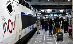 Des voyageurs se dirigent vers un TGV le 3 avril 2021 à la gare Montparnasse à Paris
