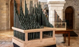 L'orgue le plus ancien de la chrétienté (g) à côté d'une autre réplique (d), lors de leur présentation au couvent Saint-Sauveur dans la Vieille ville de Jérusalem, le 9 septembre 2025