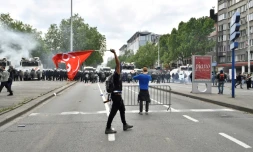 Un homme brandit un drapeau du parti socialiste belge lors d'une manifestation anti-austérité à Bruxelles le 24 mai 2016