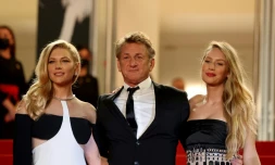 L'actrice Katheryn Winnick (G), le ralisateur Sean Penn et l'actrice Dylan Penn à Cannes le 10 juillet 2021
