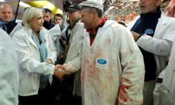 Marine Le Pen au marché de Rungis, près de Paris, le 25 avril 2017