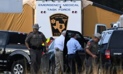 Les forces de l'ordre devant l'entrée de l'église de Sutherland Springs, au Texas, le 6 novembre 2017
