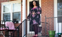 Ashley Esposito, devant son domicile à Baltimore (Maryland), le 6 avril 2020 envisage l'accouchement à domicile en raison du coronavirus