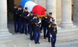 Le cercueil du chanteur Charles Aznavour porté par les gardes républicains lors de l'hommage national aux Invalides, le 5 octobre 2018 à Paris