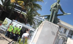 Lundi 12 septembre 2011 
Nettoyage de la statue de Roland Garros au Barachois.
Photo Michel Désiré