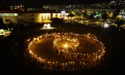 Mandala de lumières à la Trinité en 2010 pour la journée de la non-violence (photo mairie de Saint-Denis)