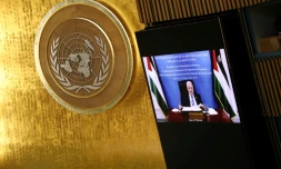Le président palestinien Mahmoud Abbas s'exprime par vidéo lors d'un sommet au siège des Nations unies, à New York, le 22 septembre 2025