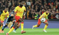 Odsonne Edouard inscrit un penalty pour Lens face Ă Marseille, le 25 octobre 2025 au stade Bollaert
