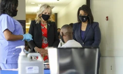La Première dame américaine Jill Biden (C) salue un patient,  dans l'unité Covid-19 de la clinique Jackson State University à Jackson (Etats-Unis), le 22 juin 2021