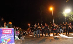 Samedi 1er octobre 2011 - Kudoro géant au marché de nuit de Saint-Denis en attendant le début du Kaloo bang (Photo image.re)