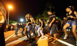 Samedi 1er octobre 2011 - Kudoro géant au marché de nuit de Saint-Denis en attendant le début du Kaloo bang (Photo image.re)