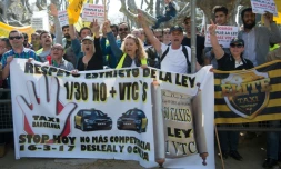 Des chauffeurs de taxis de Barcelone protestent contre la "concurrrence déloyale" des services VTC et Uber, le 16 mars 2017 dans la capitale catalane