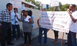 Mercredi 5 octobre 2011 - Les habitants du quartier Magellan au Port ont montré leur ras-le-bol aux responsables de la SHLMR