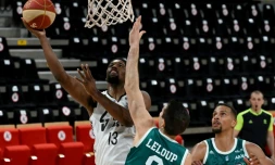 L'équipe de Pau-Orthez de Jérémy Leloup, ici en défense sur Kevarrius Hayes (Asvel) à Villeurbanne le 20 avril 20 2021,est exclu du Basket Elite