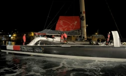 Le maxi-trimaran Idec Sport de Francis Joyon au départ du Trophée Jules Verne, le 16 décembre 2016 à Brest