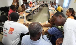 Samedi 8 Octobre 2011
Mamoudzou les syndicalistes et les manifestants Ă direction des entreprises ,de la concurrence, de la consommation, du travail, et de l'emploi