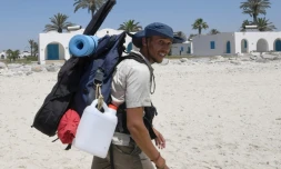 Mohamed Oussama Houij a entrepris de nettoyer 30 plages en Tunisie, en parcourant 300 km malgré la canicule. Photo prise le 26 juillet 2018 sur la plage de Nabeul