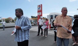 Mercredi 12 octobre 2011 - L'ARCP mène une opération de sensibilisation sur les prix des carburants et du gaz à la station Total de Sainte-Marie