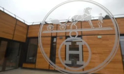 La nouvelle manufacture d'HermÚs à Allenjoie (Doubs),  un grand bùtiment en bois de 5.800 m2 baigné de lumiÚre naturelle, le 5 avril 2018
