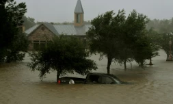 Une voiture submergée par les inondations causées par la tempête Harvey le 28 août 2017 à Houston