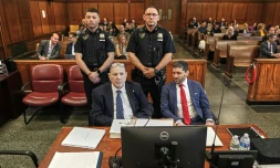 L'ancien producteur de cinéma américain Harvey Weinstein comparaît devant la Cour suprême pénale de l'État de New York, à Manhattan, le 21 avril 2026