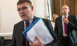 Le Secrétaire d'Etat à l'Industrie, Christophe Sirugue, et le PDG d' Alstom, Henri Poupart-Lafarge, à leur arrivée pour une conférence de presse commune le 4 octobre 2016 à Belfort