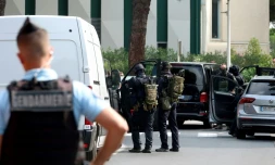 Des policiers devant la synagogue de la Grande-Motte après une attaque, le 24 août 2024 dans l'Hérault