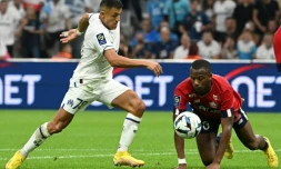 L'attaquant de l'OM Alexis Sanchez (g) devance le défenseur de Lille Tiago Djalo, le 10 septembre 2022 au Stade Vélodrome
